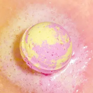 Bombes de bain aromathérapeutiques en gros avec huiles essentielles, faites à la main, hydratantes, effervescentes, pour une expérience de spa relaxante - Product Image 1