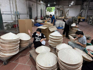 Chapeau conique artisanal en feuilles de palmier et bambou, d'apparence traditionnelle, pour la décoration culturelle et le commerce - Product Image 5