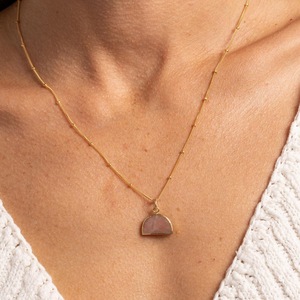 Élégant Collier Pendentif en Pierre de Lune Pêche Plaqué Or, Demi-Cercle Géométrique, Chaîne Satellite 14K, Cadeau Polyvalent pour Elle - Product Image 6