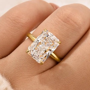 Bague de fiançailles élégante en moissanite 925, style classique, taille radiant, en argent sterling plaqué or jaune, en vente - Product Image 2