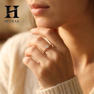 Anillo de Compromiso Moderno con Diamante Cultivado en Laboratorio, Diseño Trenzado Cruzado con Pavé, Anillo Solitario para Mujer - Product Image 4