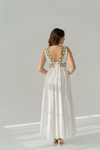 Vestido Maxi de Lino Blanco con Bordado Floral a Mano, Cuello en V, Sin Mangas, Estilo Veraniego, Silueta en A, Elegante, para Bodas - Product Image 2