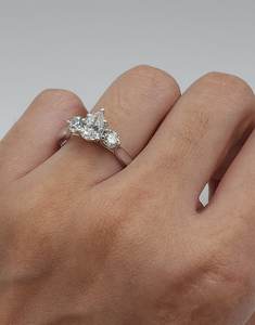 Anillo de Compromiso de Diamantes Cultivados en Laboratorio para Mujer, 3 Piedras, PT950 VS1, Forma de Pera, Ovalada y Redonda, Banda Nupcial, Oro Blanco, Certificado IGI, Joyería de Boda - Product Image 4