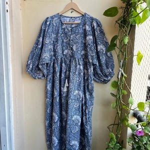 เดรสยาวลายดอกไม้ลำลองสำหรับผู้หญิง ผ้าฝ้ายพิมพ์ลายบล็อกอินเดีย แต่งลายปักและพู่ห้อย เหมาะสำหรับใส่ในฤดูร้อน - Product Image 1