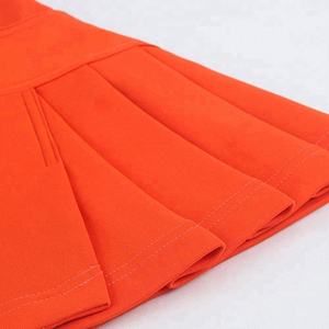 Shorts de golf sportifs rouges pour filles avec culotte blanche intégrée, fermeture éclair, taille élastique, motif géométrique, en polyester tissé léger et respirant - Product Image 3
