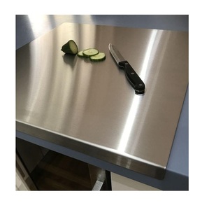 Planche à découper en métal durable et écologique utilisée en cuisine - Product Image 4