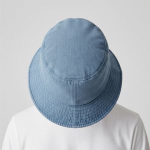 หมวกทรงบักเก็ตยีนส์สไตล์โมเดิร์นสำหรับทุกเพศ วัสดุที่เป็นมิตรกับผิวหนัง พับเก็บง่าย เหมาะสำหรับใส่ลำลองในฤดูร้อนและระบายอากาศได้ดี ใช้ได้ทั้งการเดินทางและกิจกรรมกลางแจ้ง - Product Image 4