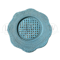 Élégantes assiettes de présentation rondes en rotin bleu ciel, tressées en osier, festonnées, pour la décoration de table de mariage et de la maison