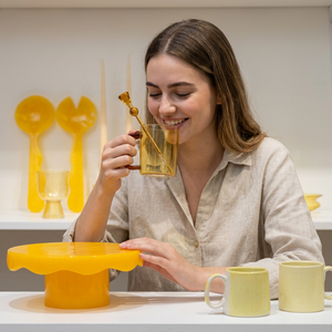 Ensemble de serveurs à salade en résine jaune avec vaisselle assortie - Product Image 1