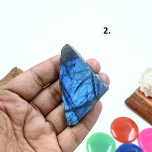 Piedra de labradorita natural seleccionada a mano, en forma de chips pequeños, con patrón de destellos azules, para meditación y sanación energética, ideal para la elaboración de joyas. - Product Image 2