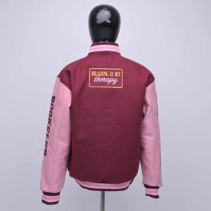 Vestes en cuir PU pour femmes de haute qualité, fabriquées par des fabricants en gros, avec logo personnalisé, broderie sur le devant et le dos. - Product Image 5