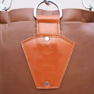 Sac de frappe robuste de qualité supérieure conçu pour la pratique de la boxe et du kickboxing, avec des coutures solides et un matériau résistant aux chocs - Product Image 5