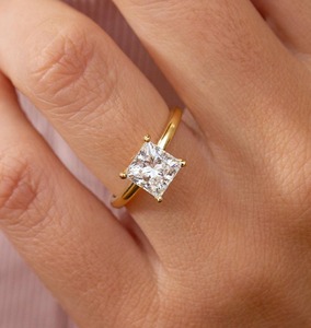 Bague de mariage et d'anniversaire minimaliste en or jaune massif 14 carats, sertie de diamant solitaire taille princesse 2,50 carats, certifiée IGI, monture à griffes, faite à la main - Product Image 4