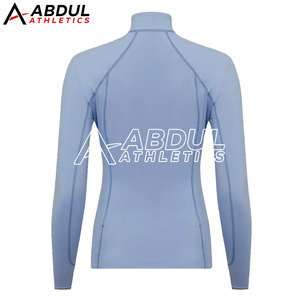 Camiseta interior transpirable para mujer diseñada para deportes y actividades al aire libre con una sensación de ligereza y comodidad. - Product Image 2