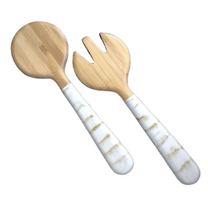 Ensemble de serveurs à salade en bois de haute qualité avec poignée en résine époxy pour les événements de mariage Vaisselle Outils à salade Cuillère à mélanger Fourchette - Product Image 1