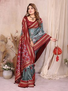 Sari de Seda Suave con Patrón Ikkat – Prenda Étnica de Diseño con Blusa en Contraste - Product Image 4
