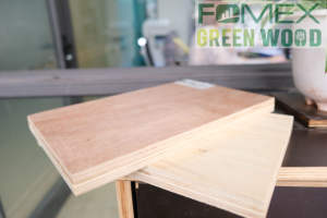 Madera contrachapada de melamina con revestimiento de película de almacenes de MDF modernos de alta calidad 1220*2440mm Acacia Core Vietnam precio competitivo empaquetado - Product Image 2