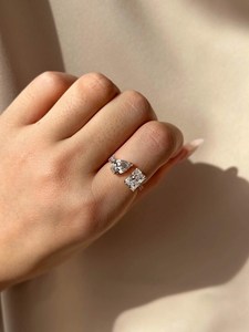 Anillo Toi et Moi con diamantes radiantes y de talla pera en oro amarillo macizo con banda pavé, anillo de compromiso clásico de dos piedras con cuatro puntas. - Product Image 4