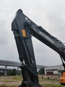 รถขุดไฮดรอลิกฮุนได 220-9S มือสอง ขนาด 22 ตัน นำเข้าจากเกาหลี สภาพดี ชั่วโมงการทำงานน้อย เหมาะสำหรับงานก่อสร้าง - Product Image 2