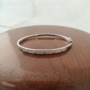 Bracelet fin en argent sterling 925 léger et minimaliste, serti de diamants micro-pavés, finition rhodiée, coupe brillante, design classique - Product Image 1