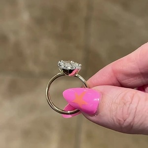 Anillo Minimalista para Hombre con Diamante Cultivado en Laboratorio de Corte Pera de Dos Tonos, Engastado en Oro Amarillo de 14K, Certificado IGI, Claridad VVS - Product Image 3