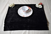 Set de table en velours noir, design moderne, forme rectangulaire, écologique, doux, décoratif, pour une table élégante.