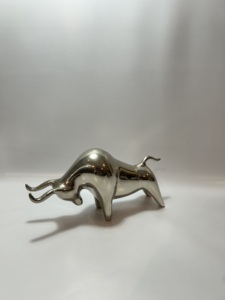 Figurine de taureau en aluminium argenté brillant, statue du taureau de Wall Street, sculpture animale décorative pour table, décoration de bureau - Product Image 1