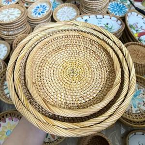 Cesta redonda de ratán tejida a mano con borde trenzado natural, decorativa, para servir, para mesa de comedor, mesa de café y almacenamiento en la cocina. - Product Image 1