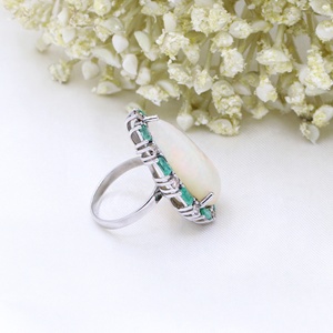 Bague Halo en Argent Sterling Massif 925 avec Opale Naturelle Poire Cabochon et Diamant Émeraude, Vente en Gros, Memoria Jewels - Product Image 2