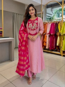 Ensemble Kurti, pantalon et dupatta traditionnel de luxe pour femme en coton Chanderi, longueur ras du sol, infroissable, avec broderie artisanale et bracelet offert - Product Image 3
