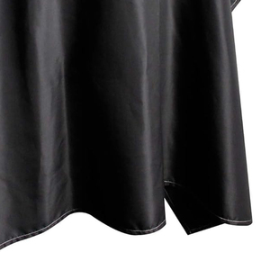 Cape de Coiffure Professionnelle Noire et Argentée en Polyester Résistante à l'Eau, Cape de Barbier Réutilisable avec Fermeture à Boutons Ajustable pour Salon de Coiffure - Product Image 2