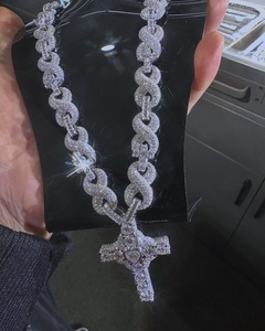 Pendentif croix en moissanite de qualité supérieure pour bijoux de mariée et de mariage, disponible pour une livraison mondiale - Product Image 5