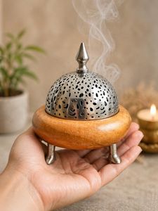 Brûleur d'encens Oud artisanal en bois d'acacia et mangue, écologique, avec motif sculpté et couvercle en laiton, pour les Émirats arabes unis et l'Arabie Saoudite - Product Image 2