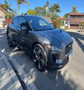 Jaguar I-Pace First Edition AWD 2024 d'occasion, 250-300 ch, double moteur, véhicule électrique, très bien équipé, rouge Photon, intérieur cuir gauche, automatique, transmission intégrale - Product Image 2
