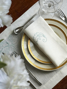 Sets de Napperons et Serviettes Personnalisés Brodés en Lin Blanc 100% avec Motifs de Feuilles Bleues Vintage, Lavables, pour Mariages, Événements à Domicile - Product Image 5