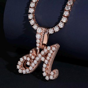 Pendentif Lettre J Personnalisé Iced Out en Or Rose avec Moissanite VVS1 Couleur D, Bijoux Hip Hop - Product Image 1