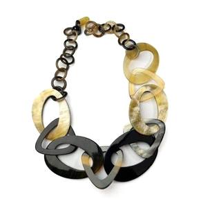 Collier en corne naturelle de qualité supérieure avec surface lisse, idéal pour les collections de bijoux de mode et la coordination élégante des tenues - Product Image 5