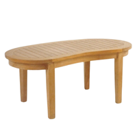 Table basse d'extérieur en teck massif durable avec un design en forme de rein ou de croissant incurvé