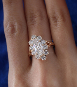 Anillo de Halo con Diamante Cultivado en Laboratorio de Corte Ovalado Antiguo Europeo de 2.06 ct, Anillo de Compromiso Vintage de Oro Amarillo de 10K, Joyería Nupcial de Estilo Antiguo - Product Image 1