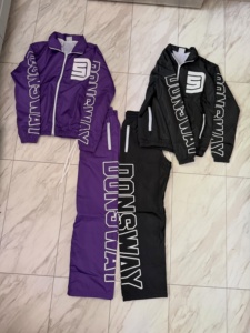 Conjunto de chándal cortavientos personalizado con cremallera completa y forro de malla, con cremalleras frontales blancas de alto contraste - Product Image 1