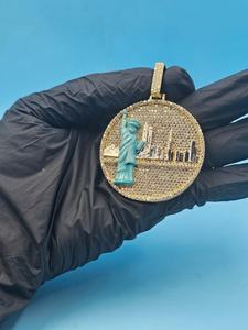 Pendentif Statue de la Liberté entièrement serti de moissanite, en argent 925 plaqué or massif, avec breloque Skyline de New York, pour homme - Product Image 3