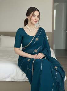 Elegante sari de seda color verde azulado con bordados y bordes dorados, combinado con una blusa completamente cosida, ropa tradicional de boda para mujer. - Product Image 1