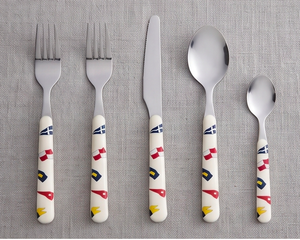 Juego de cubiertos novedosos con mangos con diseño de bandera, de acero inoxidable, aptos para lavavajillas, para fiestas y uso en la cocina. - Product Image 1