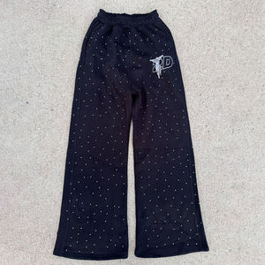 Pantalones deportivos holgados rosas personalizados de la mejor calidad para mujer, con logo impreso en la parte delantera y pedrería en varios colores. - Product Image 3