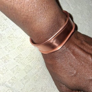 Bracelet en cuivre pur fait main, bijou unisexe tendance, artisanat métallique fait main, à porter au quotidien et pour les fêtes - Product Image 4