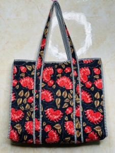 Sac fourre-tout matelassé élégant fait main |   Sac à bandoulière en coton |   Sac fourre-tout artisanal pour les voyages, le shopping et l'usage quotidien - Product Image 3