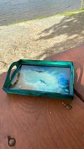 Plateau artisanal en bois et résine, thème océan, avec coquillages et sable véritable, pigment qui brille dans le noir. - Product Image 6