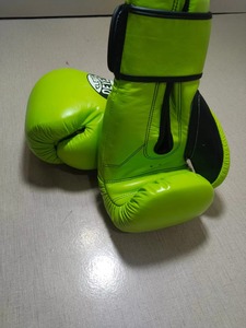 Guantes de Boxeo Profesionales Cleto Reyes, Color Verde Lima, de Cuero, con Cordones, 14oz, para Adultos - Product Image 4
