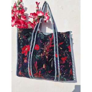 Sac fourre-tout matelassé réversible en velours avec imprimé oiseaux – Sac à bandoulière XL matelassé pour femme – Logo personnalisé – Sac de voyage et de shopping tendance - Product Image 1