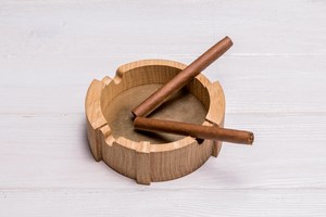 Cendrier en bois artisanal de luxe avec un motif de grain unique - Product Image 6